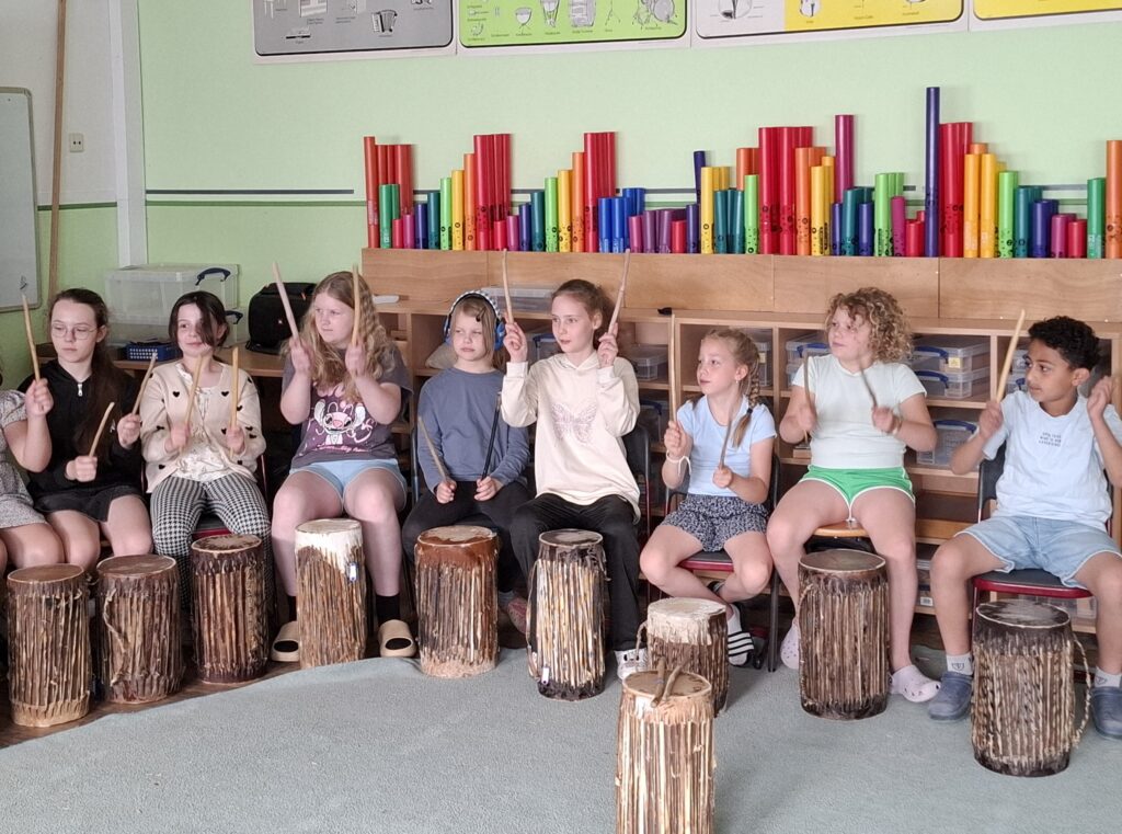 Fünf Tage voller Rhythmus und Begeisterung - Trommelworkshop der Drittklässler mit Nkwabi aus Tansania