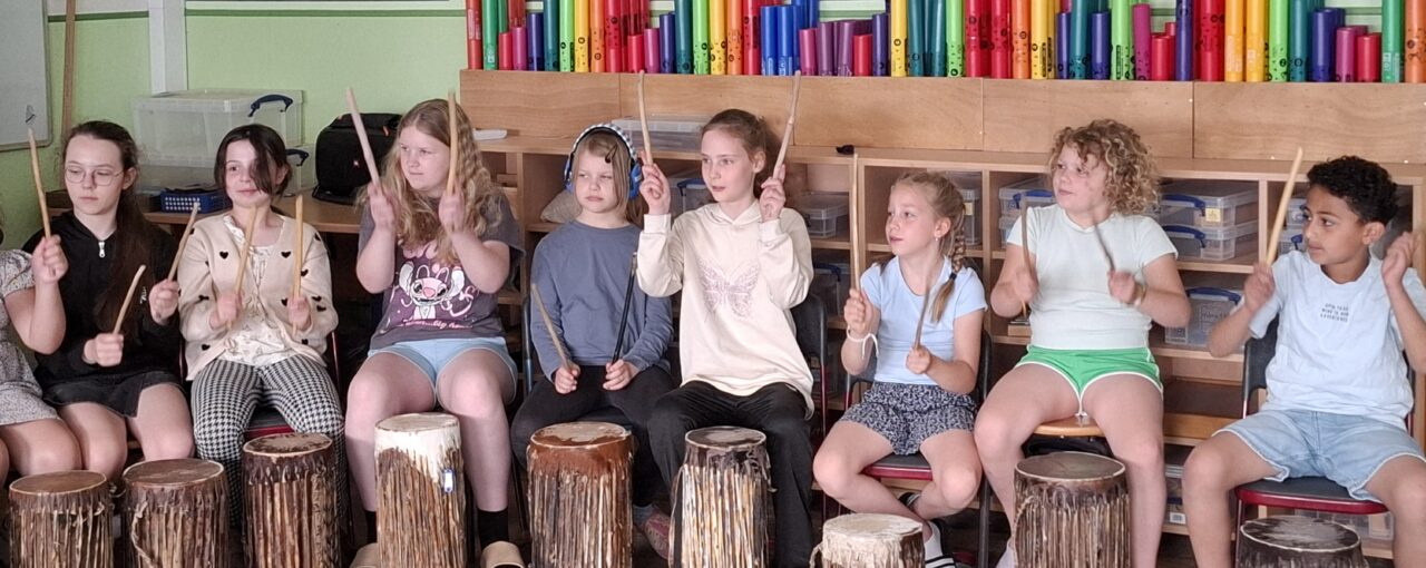 Fünf Tage voller Rhythmus und Begeisterung - Trommelworkshop der Drittklässler mit Nkwabi aus Tansania
