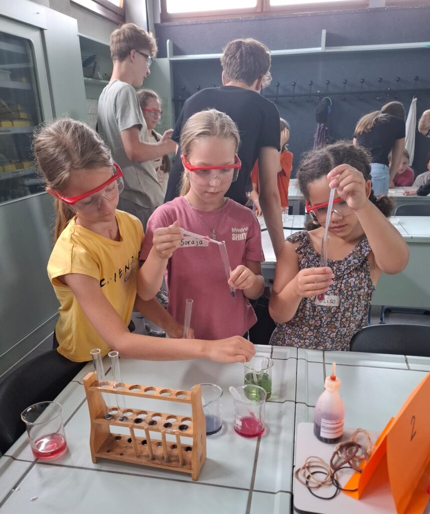 Spannendes Chemieprojekt der 3a mit der Realschule